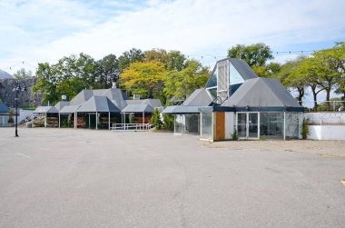 Toronto, Ontario, Kanada, 23 Eylül 2023: The West Commons area on the West Island at Ontario Place, Toronto. West Commons binası 22 Haziran 2024 'ten itibaren Ontario Govt tarafından yıkılmıştır..