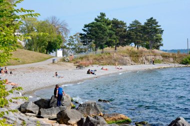 Toronto, Ontario, Kanada, 23 Eylül 2023: İnsanlar Toronto 'daki Ontario Place' deki West Island 'ın batı sahilinin tadını çıkarıyorlar. Bu kumsal 2024 yazında Ontario hükümeti tarafından kapatıldı..