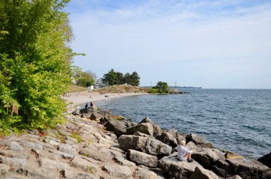 Toronto, Ontario, Kanada, 23 Eylül 2023: İnsanlar Toronto 'daki Ontario Place' deki West Island 'ın batı sahilinin tadını çıkarıyorlar. Bu kumsal 2024 yazında Ontario hükümeti tarafından kapatıldı..