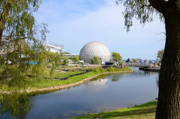 Toronto, Ontario, Kanada, 23 Eylül 2023: Toronto Ontario Place 'deki Batı Adası Ağaçları. Eylül 2024 itibarıyla Batı Adası 'nda 800' den fazla ağaç yetişiyor.. 