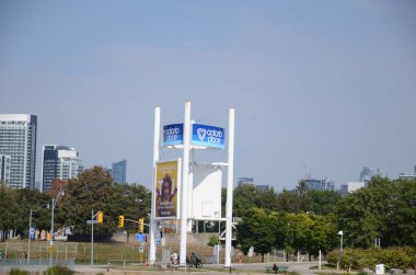 Toronto, Ontario, Kanada, 23 Eylül 2023: Toronto Ontario Place tabelası. Ontario Place, Ontario Gölü açıklarındaki üç yapay ada üzerinde yer alan bir parktır..