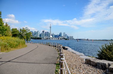 Toronto, Ontario, Kanada, 23 Eylül 2023: Ontario Place 'deki Doğu Adası' ndaki Trillium Park. Bu park kıvrımlı hendekler ve yollar sunuyor ama Ontario 'nun geri kalanından bir çit tarafından kesilmiş.. 