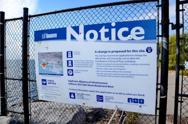 Toronto, Ontario, Kanada, 23 Eylül 2023: Doğu Adası 'ndaki Ontario Place' i batı tarafından çevreleyen güvenlik çiti. Eylül 2024 itibarıyla OP 'nin batı ucu halka açık değil..