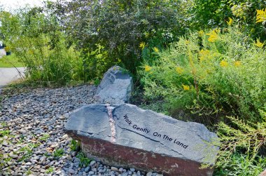 Toronto, Ontario, Kanada, 23 Eylül 2023: Ontario Place 'deki Doğu Adası' ndaki Trillium Park. Bu park kıvrımlı hendekler ve yollar sunuyor ama Ontario 'nun geri kalanından bir çit tarafından kesilmiş.. 