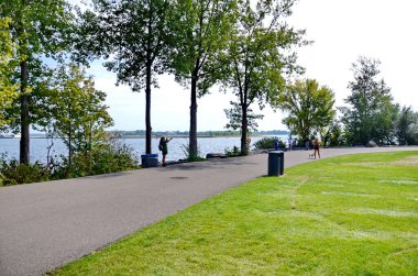 Toronto, Ontario, Kanada, 23 Eylül 2023: Ontario Place 'deki Doğu Adası' ndaki Trillium Park. Bu park kıvrımlı hendekler ve yollar sunuyor ama Ontario 'nun geri kalanından bir çit tarafından kesilmiş.. 