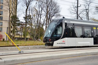 Toronto, Ontario Canada, 6 Kasım 2023: Transit yolu boyunca bir Eglinton Crosstown Metrolinx test treni kontrol edildi. Ekim 2024 itibariyle bu geçiş yolunun açılması için henüz bir tarih yok..