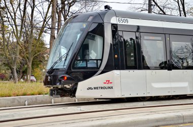 Toronto, Ontario Canada, 6 Kasım 2023: Transit yolu boyunca bir Eglinton Crosstown Metrolinx test treni kontrol edildi. Ekim 2024 itibariyle bu geçiş yolunun açılması için henüz bir tarih yok..