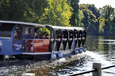 Ottawa, Kanada. 13 Eylül 2018: Eylül ayı başlarında Rideau Kanalı 'nda seyahat eden turist botu. Bu gemi Ottawa Nehri 'nden Dow Gölü' ne gidiyor..