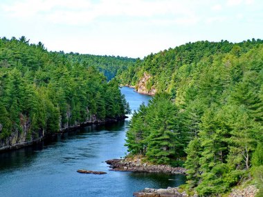 Ontario, Kanada 'da bulutlu Fransız Nehri. Bu nehir Nipissing Gölü 'nden Gürcistan Körfezi' ne akar ve 110 km 'lik önemli bir kano rotasıdır..