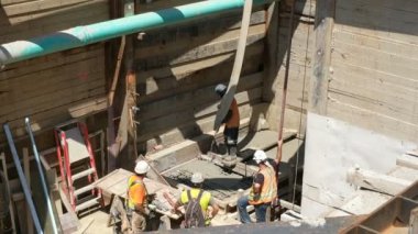 Toronto, Ontario, Kanada - 24 Temmuz 2018: İnşaat işçileri Toronto 'daki Bathurst St. ve Eglinton Caddesi' ndeki Eglinton Crosstown LRT 'nin yeraltına çimento döktü.  