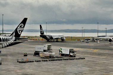 Auckland, Yeni Zelanda - 07 Aralık 2016; Auckland Uluslararası Havaalanı 'ndaki uçak ve yolcular. Bu havaalanı Yeni Zelanda 'daki en büyük ve en yoğun havaalanıdır..