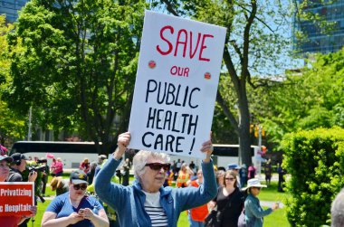 Toronto, Ontario, Kanada, 30 Mayıs 2024: Ontario Sağlık Koalisyonu mitingine katılanlar, Doug Ford PC hükümeti tarafından Ontario 'da kamu sağlık hizmetlerinin özelleştirilmesini protesto ettiler.