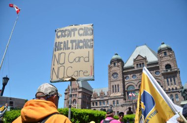 Toronto, Ontario, Kanada, 30 Mayıs 2024: Ontario Sağlık Koalisyonu mitingine katılanlar, Doug Ford PC hükümeti tarafından Ontario 'da kamu sağlık hizmetlerinin özelleştirilmesini protesto ettiler.