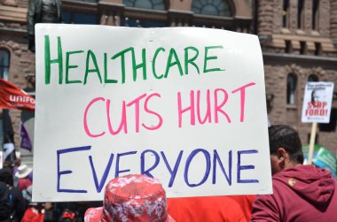 Toronto, Ontario, Kanada, 30 Mayıs 2024: Ontario Sağlık Koalisyonu mitingine katılanlar, Doug Ford PC hükümeti tarafından Ontario 'da kamu sağlık hizmetlerinin özelleştirilmesini protesto ettiler.