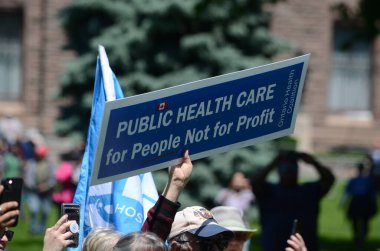 Toronto, Ontario, Kanada, 30 Mayıs 2024: Ontario Sağlık Koalisyonu mitingine katılanlar, Doug Ford PC hükümeti tarafından Ontario 'da kamu sağlık hizmetlerinin özelleştirilmesini protesto ettiler.