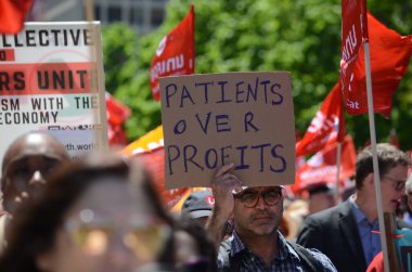 Toronto, Ontario, Kanada, 30 Mayıs 2024: Ontario Sağlık Koalisyonu mitingine katılanlar, Doug Ford PC hükümeti tarafından Ontario 'da kamu sağlık hizmetlerinin özelleştirilmesini protesto ettiler.