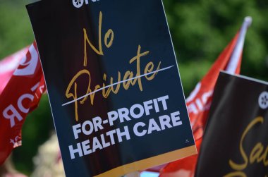 Toronto, Ontario, Kanada, 30 Mayıs 2024: Ontario Sağlık Koalisyonu mitingine katılanlar, Doug Ford PC hükümeti tarafından Ontario 'da kamu sağlık hizmetlerinin özelleştirilmesini protesto ettiler.