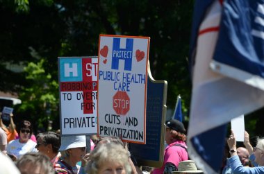 Toronto, Ontario, Kanada, 30 Mayıs 2024: Ontario Sağlık Koalisyonu mitingine katılanlar, Doug Ford PC hükümeti tarafından Ontario 'da kamu sağlık hizmetlerinin özelleştirilmesini protesto ettiler.