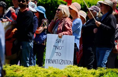Toronto, Ontario, Kanada, 30 Mayıs 2024: Ontario Sağlık Koalisyonu mitingine katılanlar, Doug Ford PC hükümeti tarafından Ontario 'da kamu sağlık hizmetlerinin özelleştirilmesini protesto ettiler.