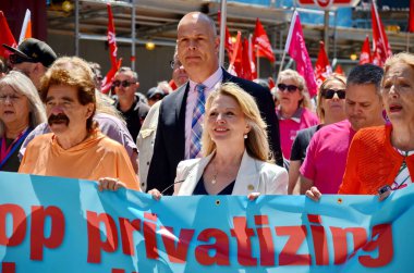 Toronto, Ontario, Kanada, 30 Mayıs 2024: Ontario Sağlık Koalisyonu mitingine katılanlar, Doug Ford PC hükümeti tarafından Ontario 'da kamu sağlık hizmetlerinin özelleştirilmesini protesto ettiler.