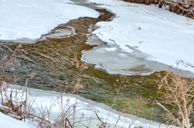 Rouge Nehri kışın Markham, Ontario, Kanada 'da.