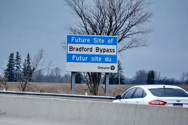 Ontario, Kanada, 2 Mayıs 2022: Ontario şehir merkezindeki 400 numaralı otoyolda Bradford Bypass için bir otoyol tabelası. Bu baypas Hollanda bataklığı üzerindeki potansiyel çevresel etkisinden dolayı eleştirildi..