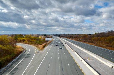 Markham, Ontario, Kanada yakınlarındaki 407 numaralı otoyol. 407 ETR ekspres geçiş yoludur.. 