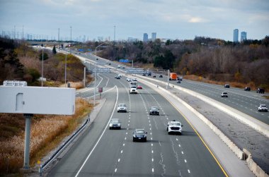 Markham, Ontario, Kanada yakınlarındaki 407 numaralı otoyol. 407 ETR ekspres geçiş yoludur.. 