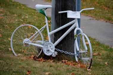 Toronto, Ontario, Kanada 'da bir trafik kazasında ölen bir bisikletlinin anısına. (Kaza Ocak 2024 'te oldu..)