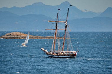 Vancouver, BC, Kanada yakınlarındaki Pasifik kıyı şeridinde bir Topsail Schooner.