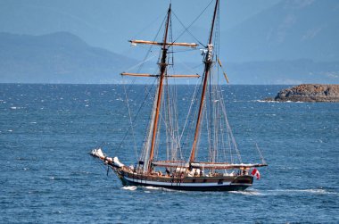Vancouver, BC, Kanada yakınlarındaki Pasifik kıyı şeridinde bir Topsail Schooner.