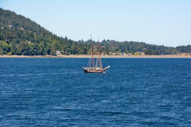 Vancouver, BC, Kanada yakınlarındaki Pasifik kıyı şeridinde bir Topsail Schooner.