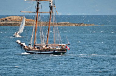 Vancouver, BC, Kanada yakınlarındaki Pasifik kıyı şeridinde bir Topsail Schooner.