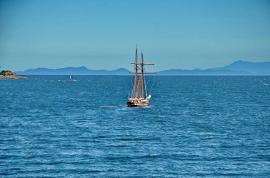Vancouver, BC, Kanada yakınlarındaki Pasifik kıyı şeridinde bir Topsail Schooner.