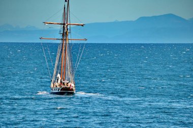 Vancouver, BC, Kanada yakınlarındaki Pasifik kıyı şeridinde bir Topsail Schooner.