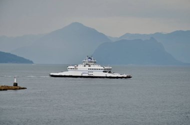 West Vancouver, British Columbia, Kanada, 24 Haziran 2023: Capilano 'nun feribotu West Vancouver' a giden Snug Cove, Bowen Adası 'ndan dönen Queen of Capilano yolcu feribotu.