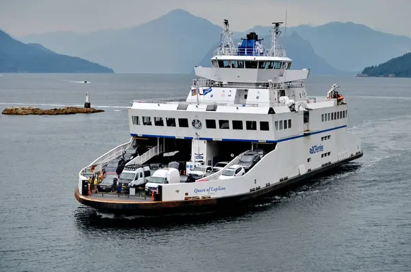 West Vancouver, British Columbia, Kanada, 24 Haziran 2023: Capilano 'nun feribotu West Vancouver' a giden Snug Cove, Bowen Adası 'ndan dönen Queen of Capilano yolcu feribotu.