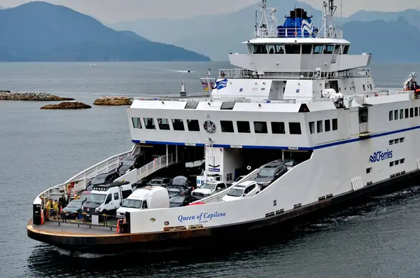West Vancouver, British Columbia, Kanada, 24 Haziran 2023: Capilano 'nun feribotu West Vancouver' a giden Snug Cove, Bowen Adası 'ndan dönen Queen of Capilano yolcu feribotu.