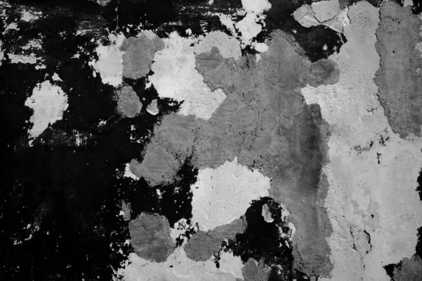 風化した黒 灰色の白い色を持つ非常に古い苦悩の壁 — ストック写真