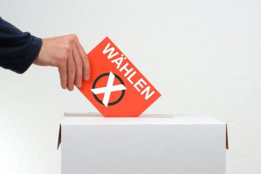 Oy sandığı ve kırmızı zarf: Almanca seçim