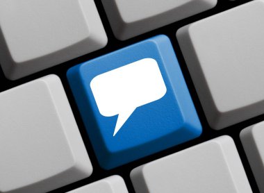 Konuşma baloncuğunu gösteren bilgisayar klavyesi - 3d illüstrasyon