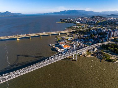 Florianopolis, Santa Catarina 'da. Hercilio Luz Köprüsü. Hava resmi.