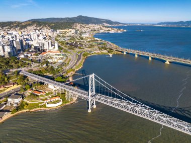 Florianopolis, Santa Catarina 'da. Hercilio Luz Köprüsü. Hava resmi.