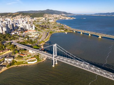 Florianopolis, Santa Catarina 'da. Hercilio Luz Köprüsü. Hava resmi.
