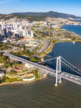 Florianopolis, Santa Catarina 'da. Hercilio Luz Köprüsü. Hava resmi.