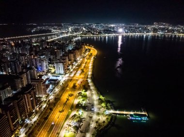 Florianopolis, Santa Catarina 'da. Gece hava görüntüsü.