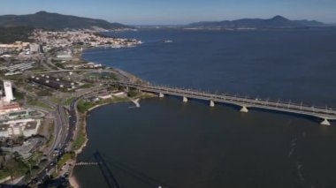 Florianopolis, Santa Catarina 'da. Hercilio Luz Köprüsü. Hava resmi.
