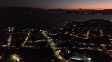 Florianopolis 'teki Coqueiros mahallesinde. Gece hava görüntüsü. Santa Catarina.