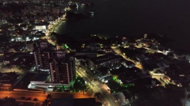 Florianopolis 'teki Coqueiros mahallesinde. Gece hava görüntüsü. Santa Catarina.
