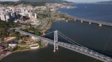 Florianopolis, Santa Catarina 'da. Hercilio Luz Köprüsü. Hava resmi.